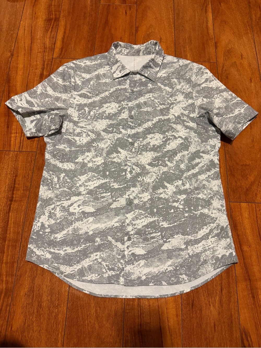 Lululemon athletica Men's Short Sleeve Gray Patterned Button-Up Shirt
